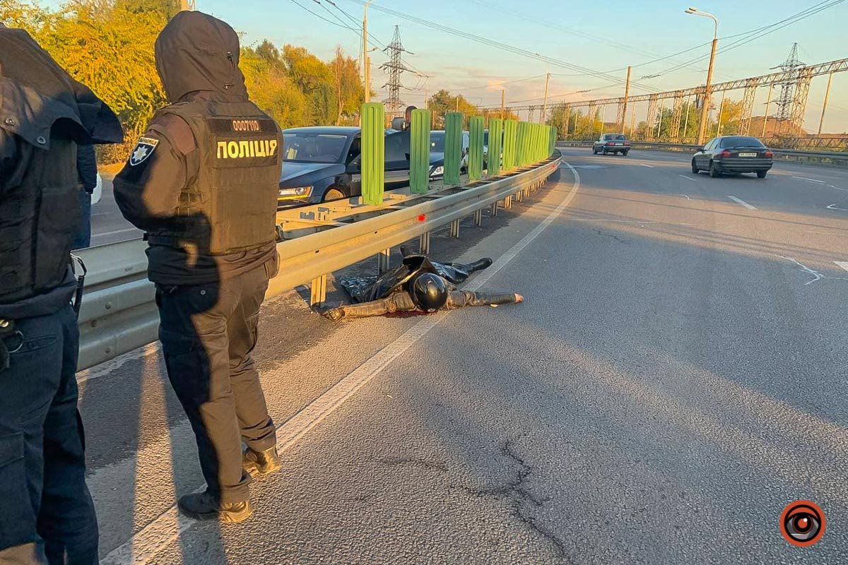 Мотоцикл двигался по Набережной Заводской в сторону Кайдакского моста Мотоцикл двигался по Набережной Заводской в сторону Кайдакского моста