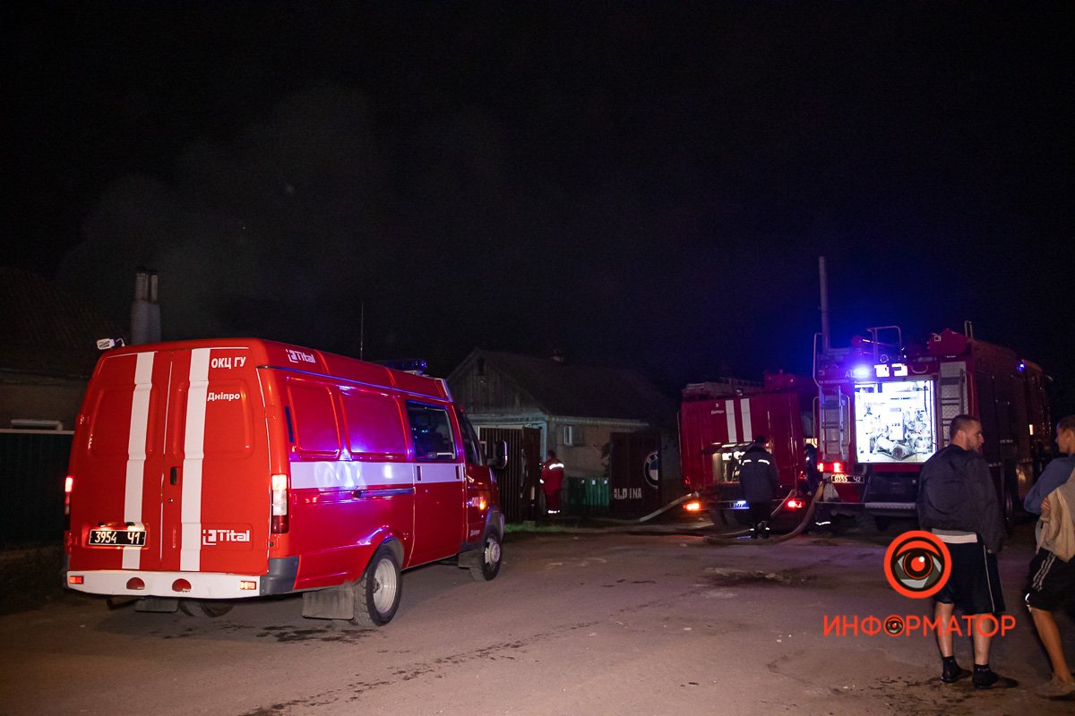 К частному дому также прибыла скорая помощь и патрульная полиция  К частному дому также прибыла скорая помощь и патрульная полиция