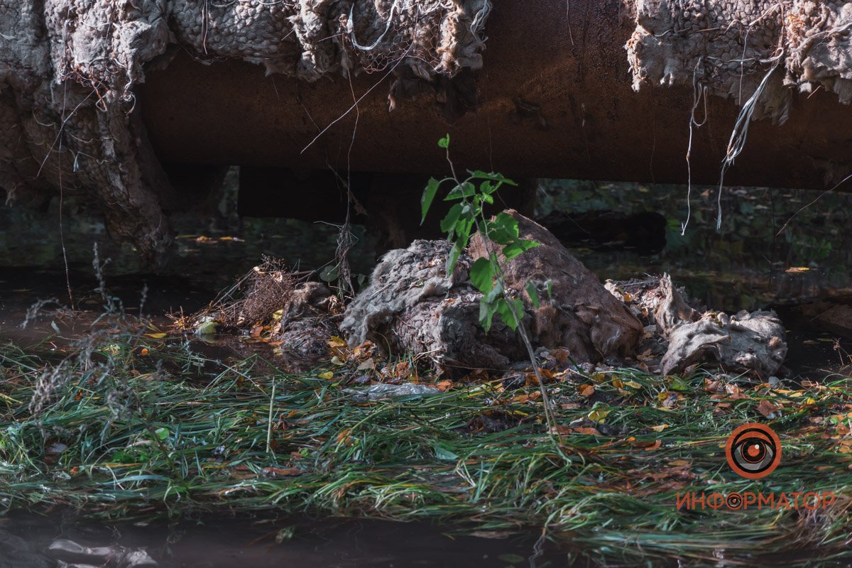 Оцинковку с труб сняли, а стекловату бросили