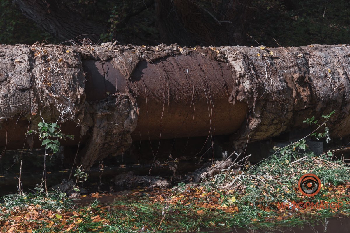Ситуацию усугубило то, что здесь срезают трубы теплоснабжения