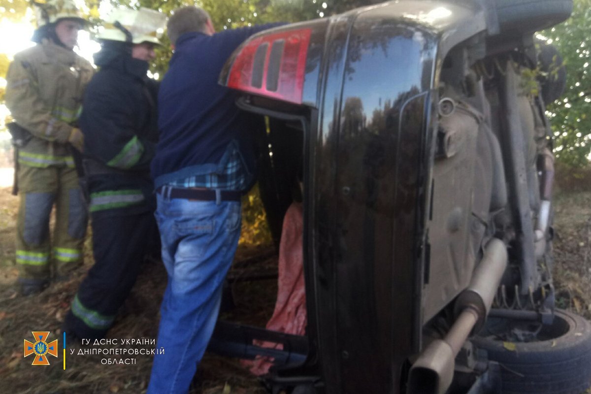 Водитель погиб, один мужчина вылетел из авто, а двоих пострадавших женщин зажало в салоне Водитель погиб, один мужчина вылетел из авто, а двоих пострадавших женщин зажало в салоне