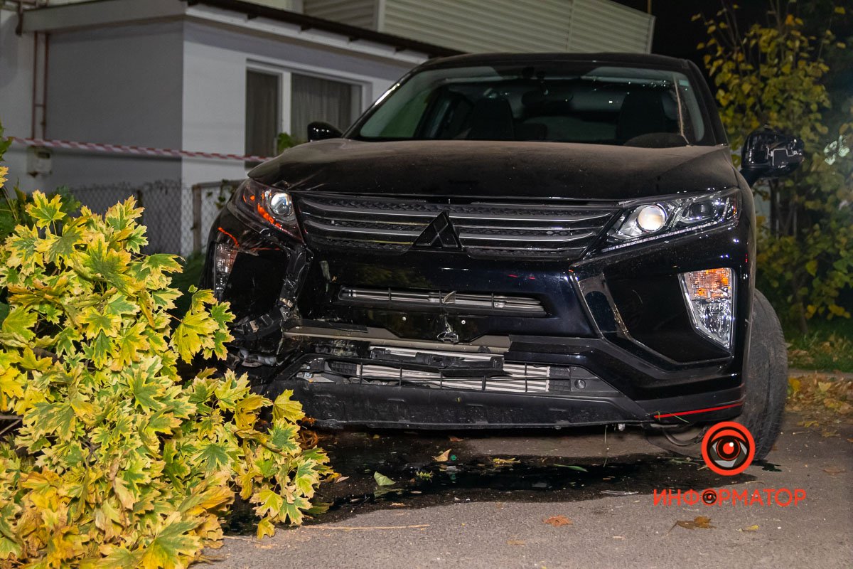 На скорости вылетел на парковку На скорости вылетел на парковку