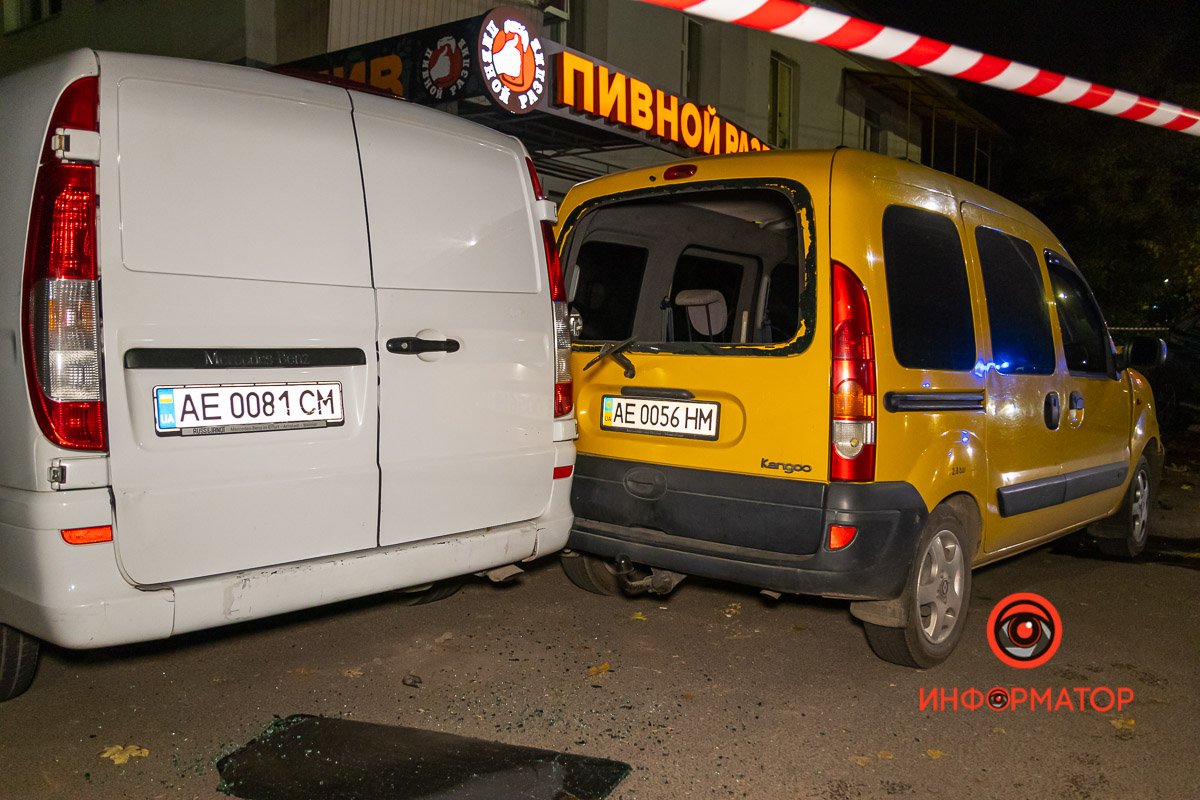 От столкновения повредился рядом стоящий Mercedes От столкновения повредился рядом стоящий Mercedes