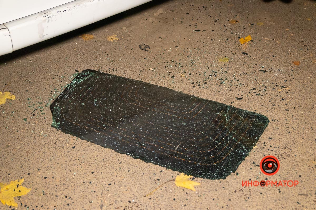 От силы удара с Renault вылетело стекло заднего окна От силы удара с Renault вылетело стекло заднего окна