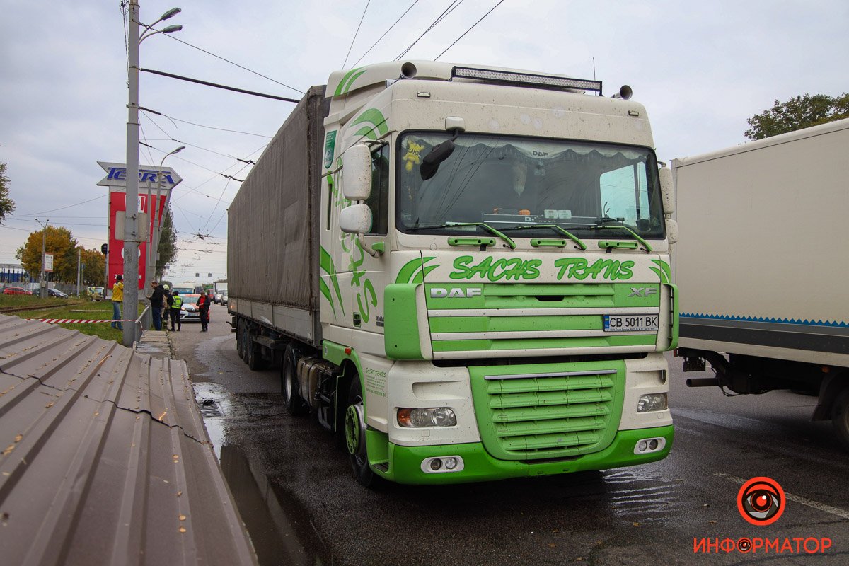 На Запорожском шоссе столкнулись фура DAF и микроавтобус Volkswagen маршрута №20 На Запорожском шоссе столкнулись фура DAF и микроавтобус Volkswagen маршрута №20