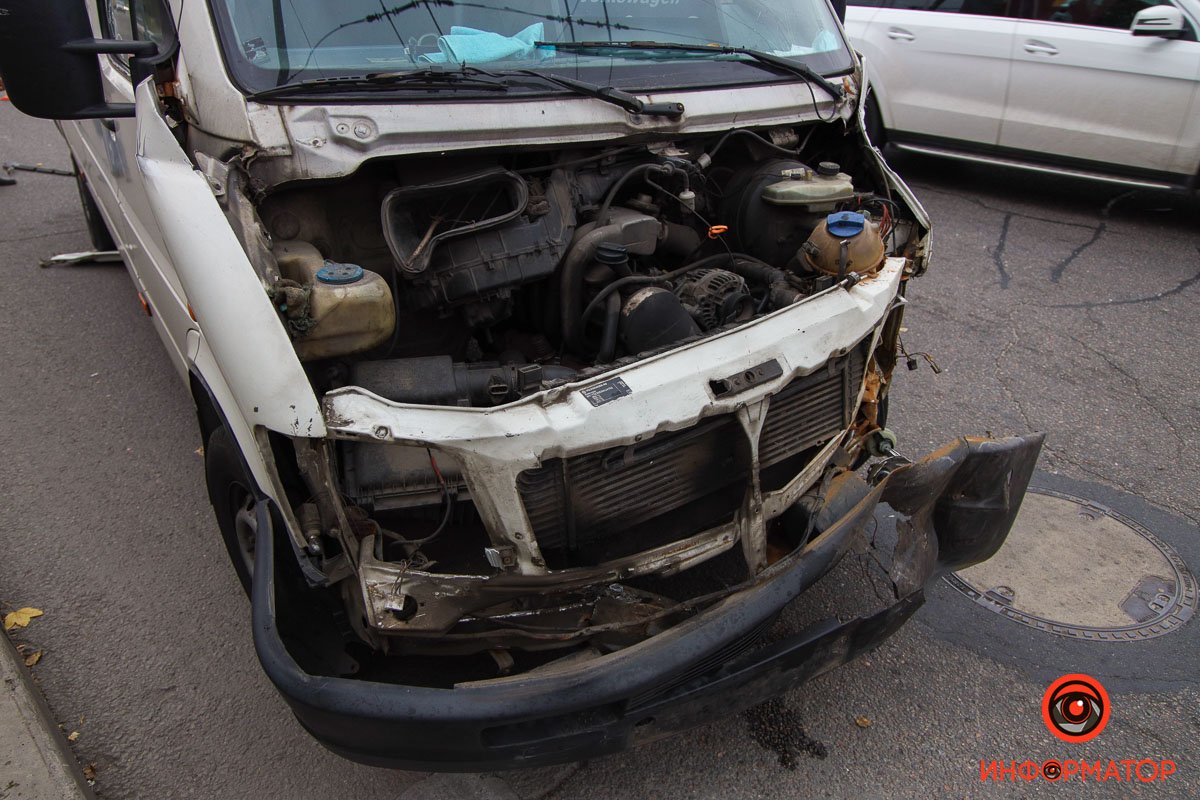 В ДТП пострадал пассажир маршрутки, его забрала скорая В ДТП пострадал пассажир маршрутки, его забрала скорая