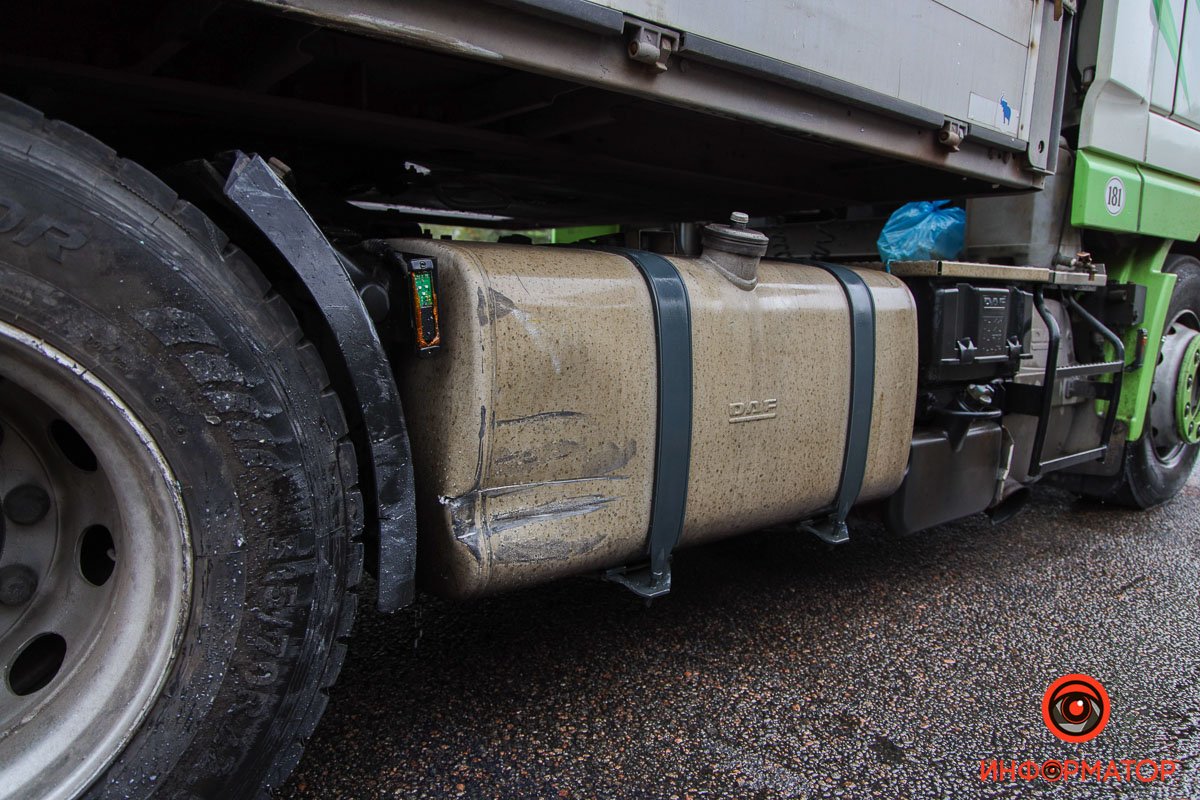 Фура ехала по Запорожскому шоссе в сторону проспекта Гагарина Фура ехала по Запорожскому шоссе в сторону проспекта Гагарина