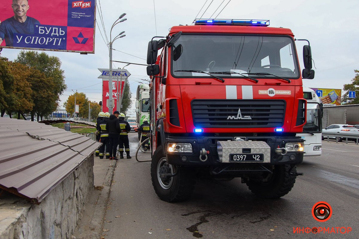Из-за столкновения у фуры пробило бак с топливом Из-за столкновения у фуры пробило бак с топливом