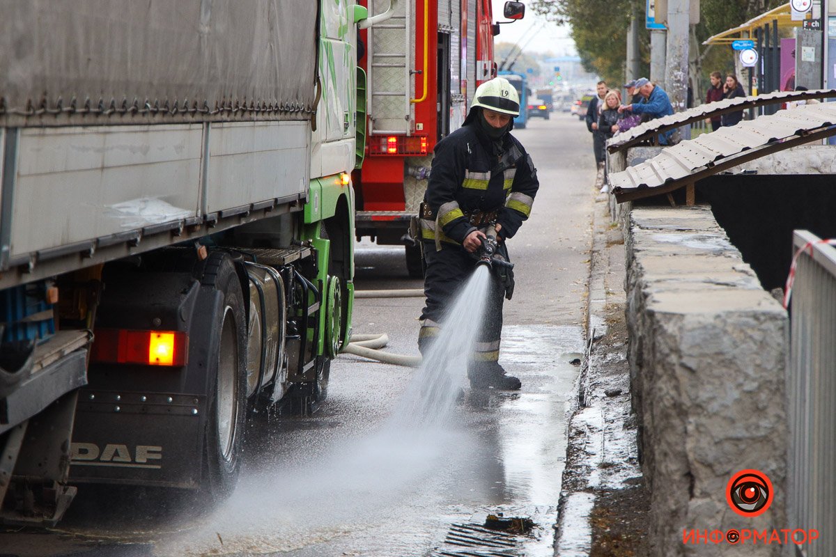 На место приезжали сотрудники ГСЧС, они смывали с дороги горюче-смазочные материалы На место приезжали сотрудники ГСЧС, они смывали с дороги горюче-смазочные материалы