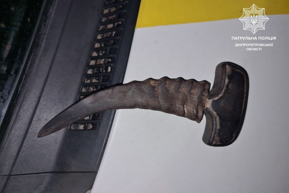 Мужчину задержали с предметами похожими на холодное оружие Мужчину задержали с предметами похожими на холодное оружие