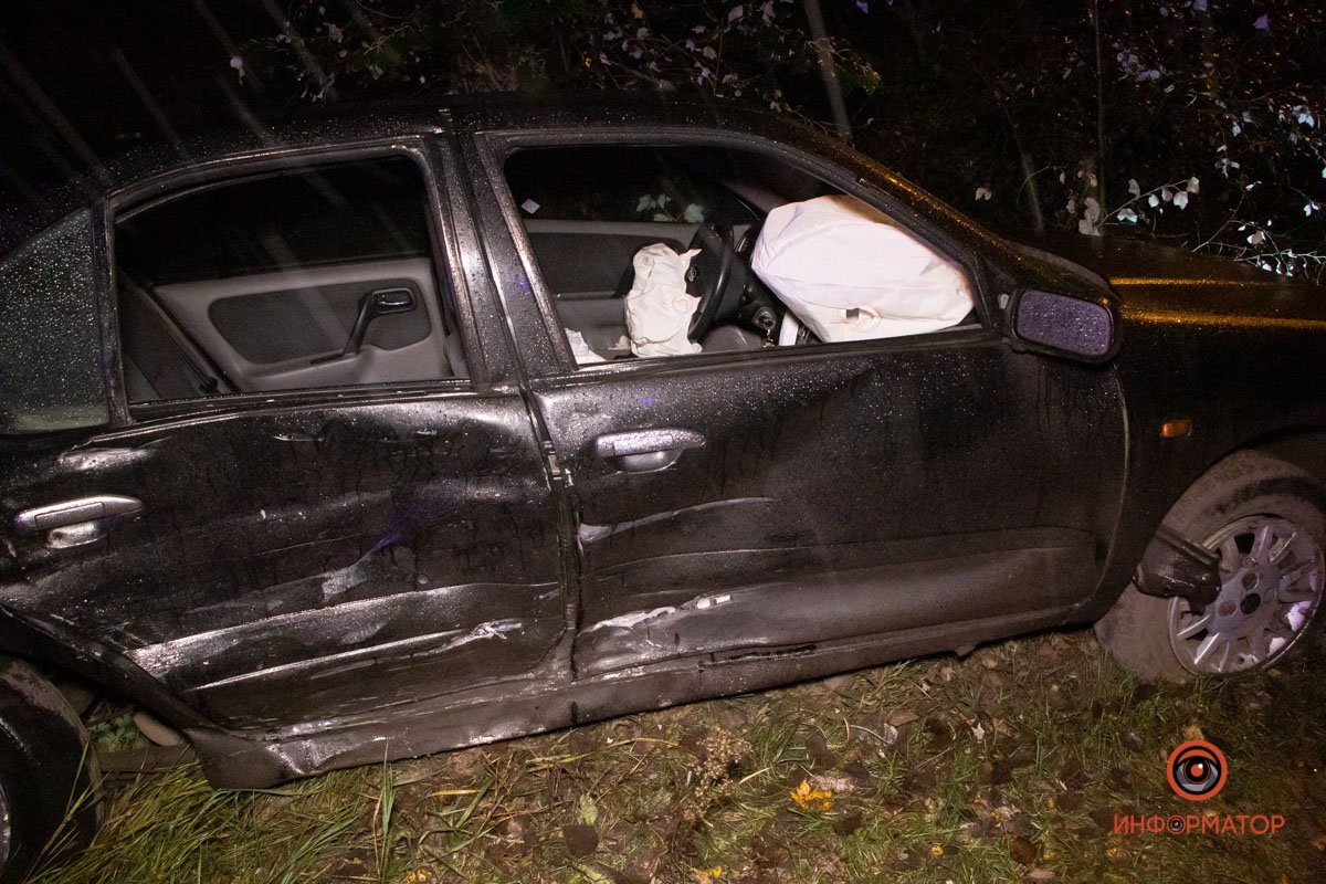 Оба автомобиля от удара вынесло на обочину Оба автомобиля от удара вынесло на обочину