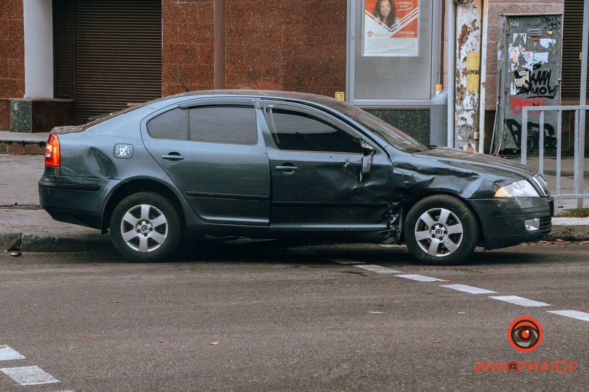 Skoda выехала на тротуар Skoda выехала на тротуар