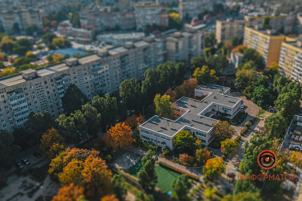 Знания витают в воздухе, фото над школой