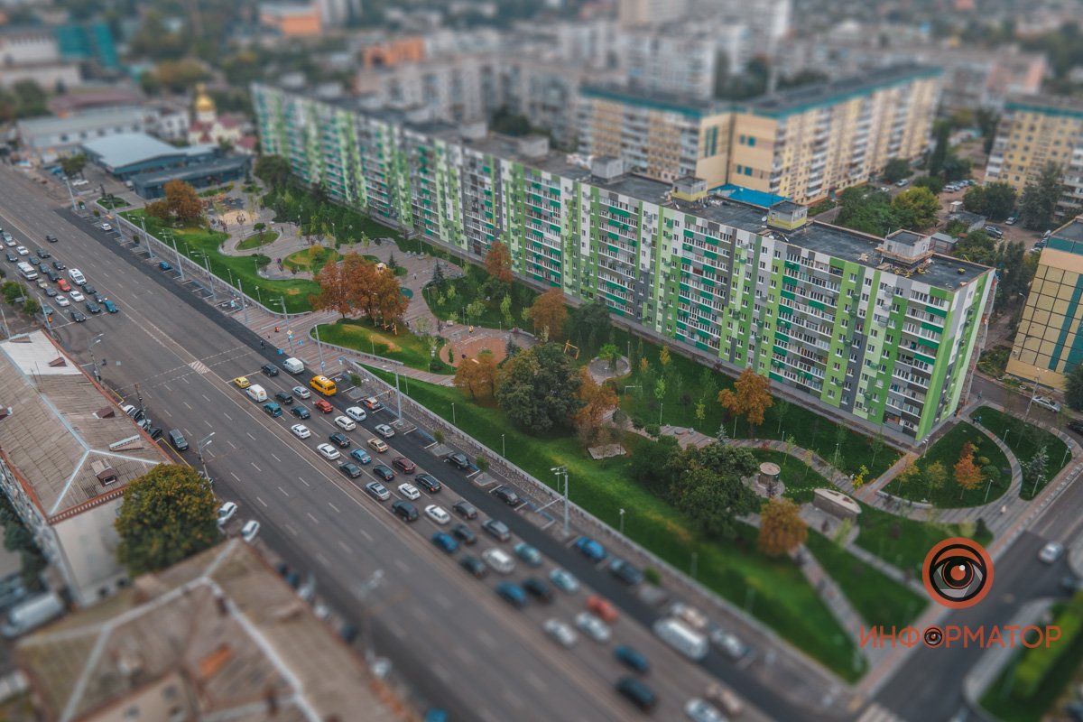 Зеленый район на перекрестке пр. Слобожанский и улицы Богдана Хмельницкого