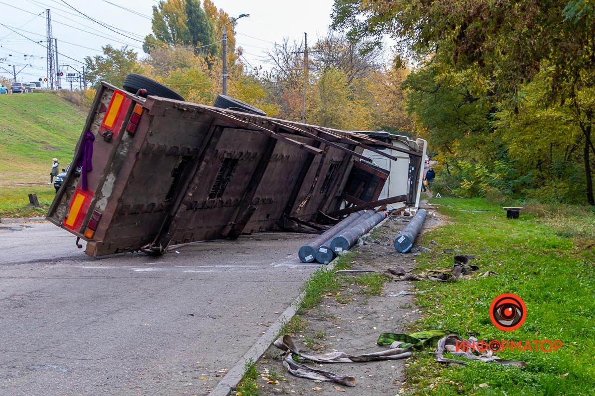 Фура наклонилась из-за металлических болванок, которые сместили центр тяжести Фура наклонилась из-за металлических болванок, которые сместили центр тяжести
