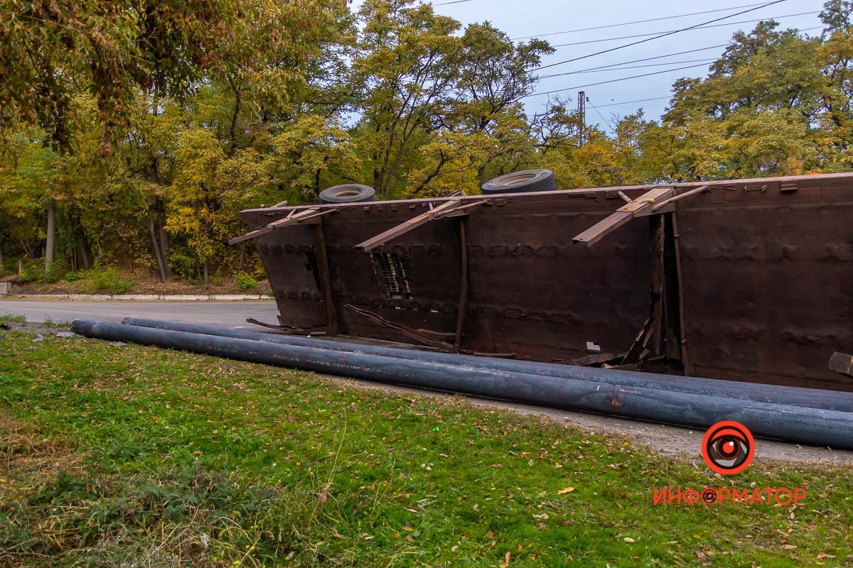 На месте ДТП рабочие достают болванки из оврага На месте ДТП рабочие достают болванки из оврага