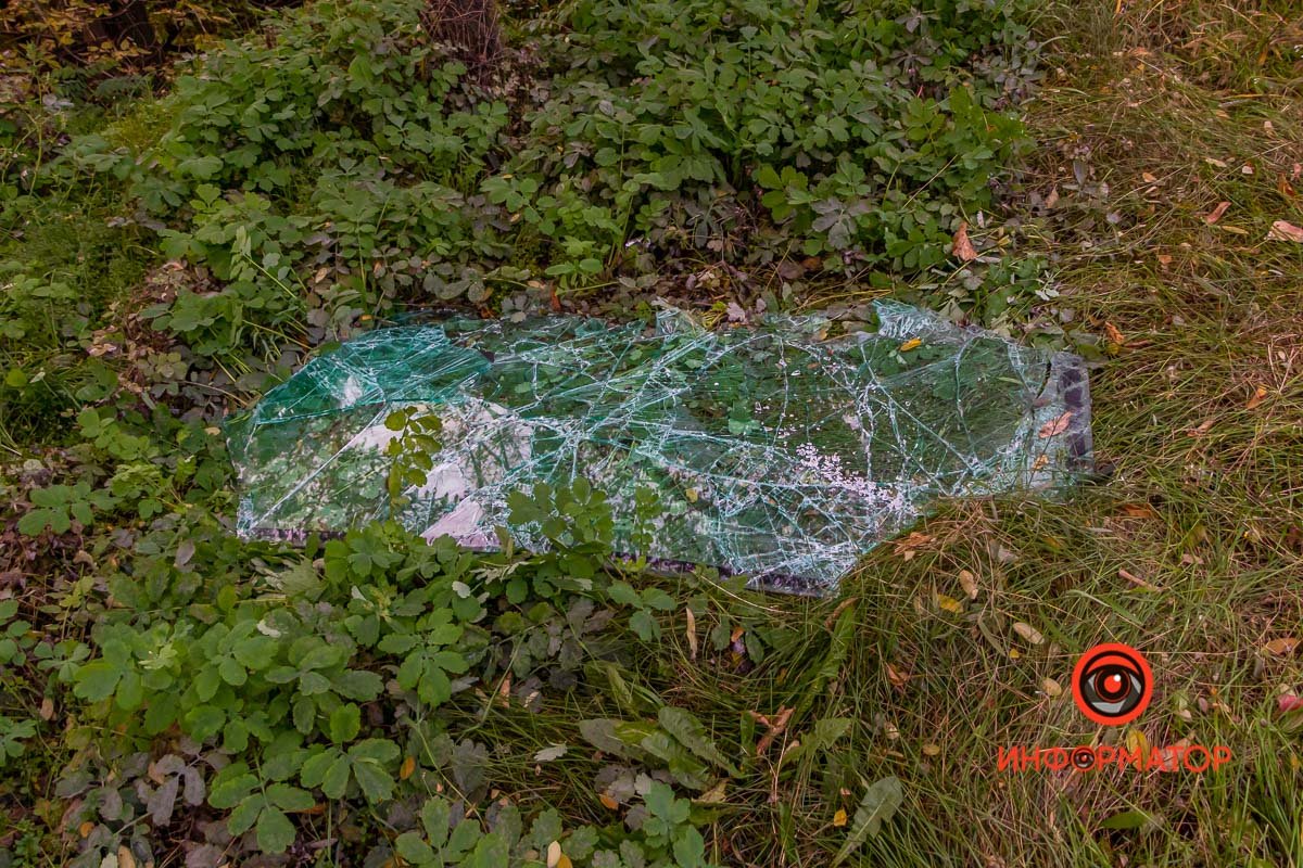 Будьте осторожны: на обочине лежит битое стекло Будьте осторожны: на обочине лежит битое стекло