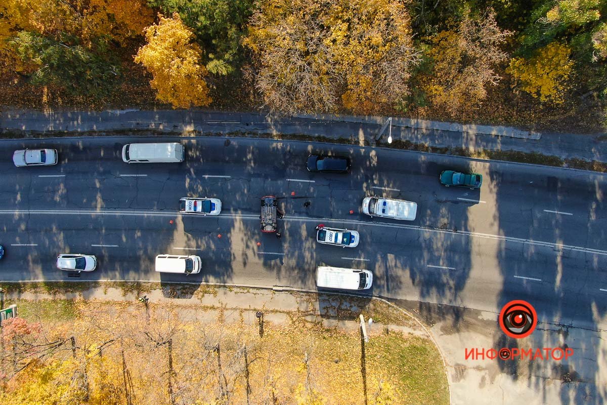 Водительница пропускала скорую и в этот момент задела бордюр