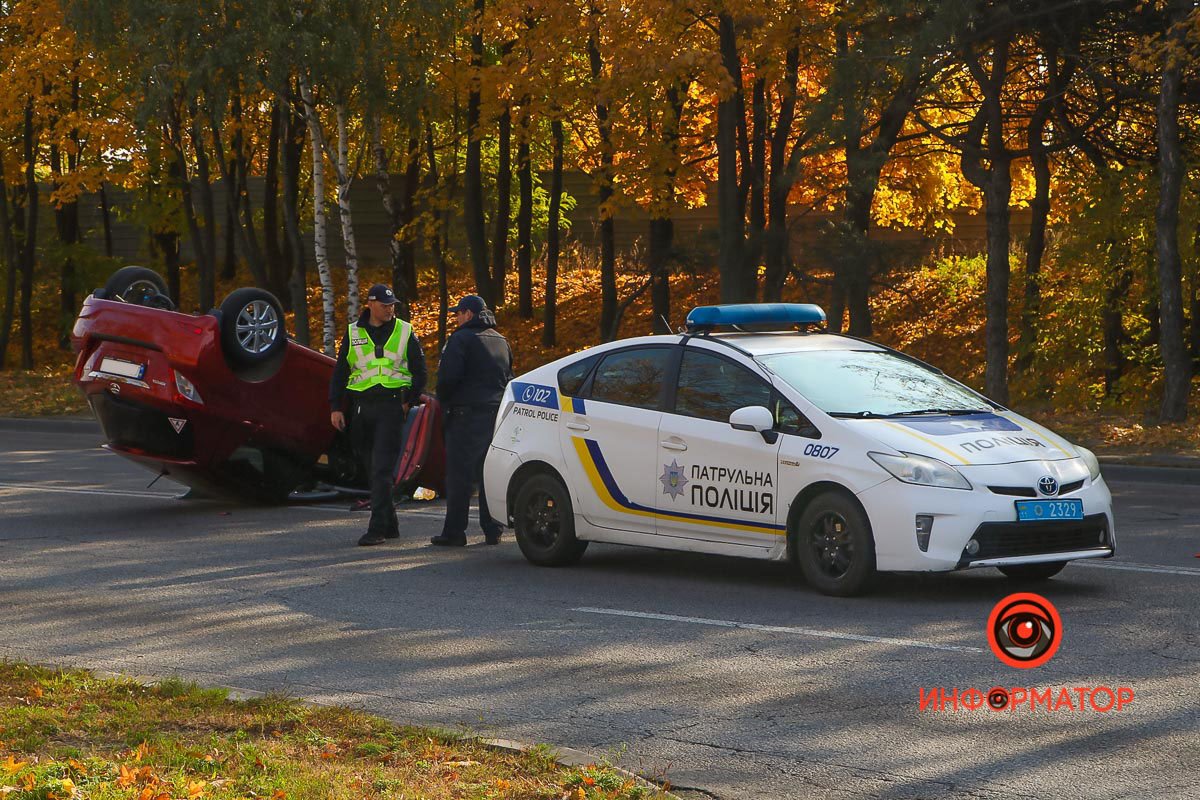 Авто отлетело на середину дороги и перевернулось