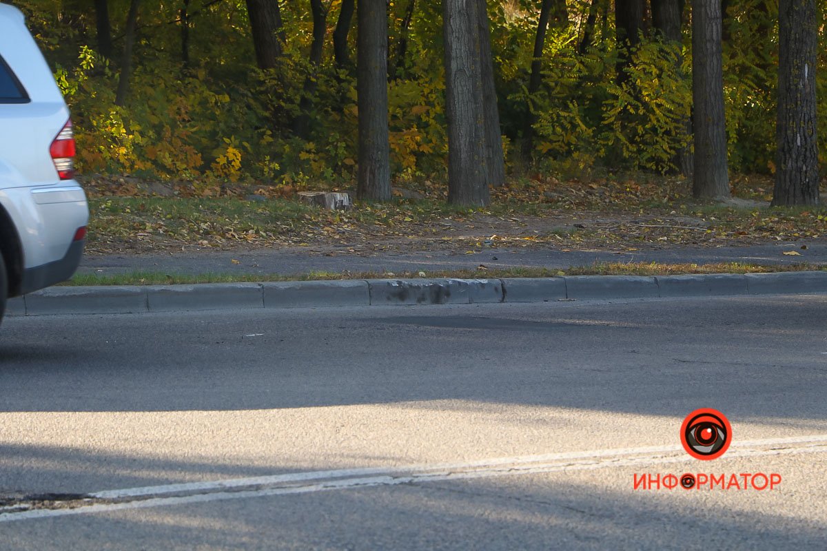 Место столкновения с бордюром