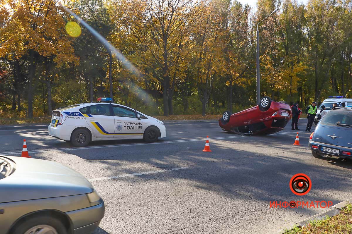 Авто отлетело на середину дороги и перевернулось