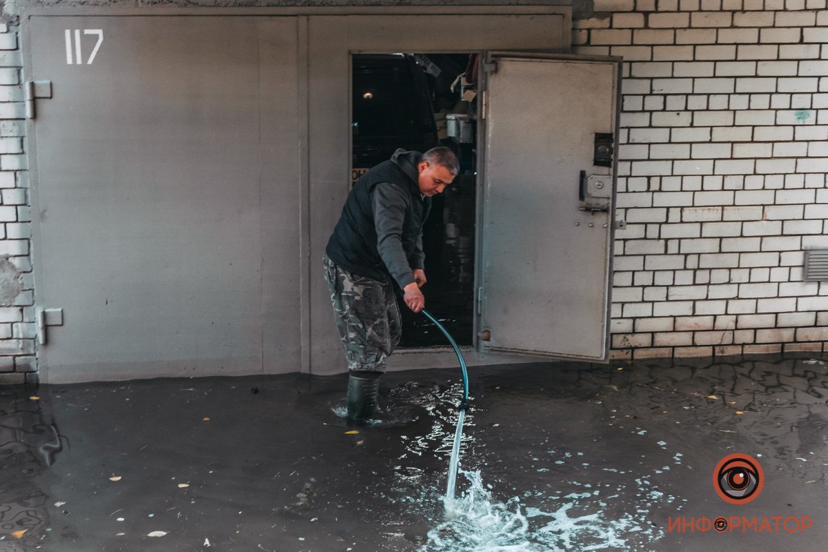Люди пытаются откачать воду самостоятельно Люди пытаются откачать воду самостоятельно