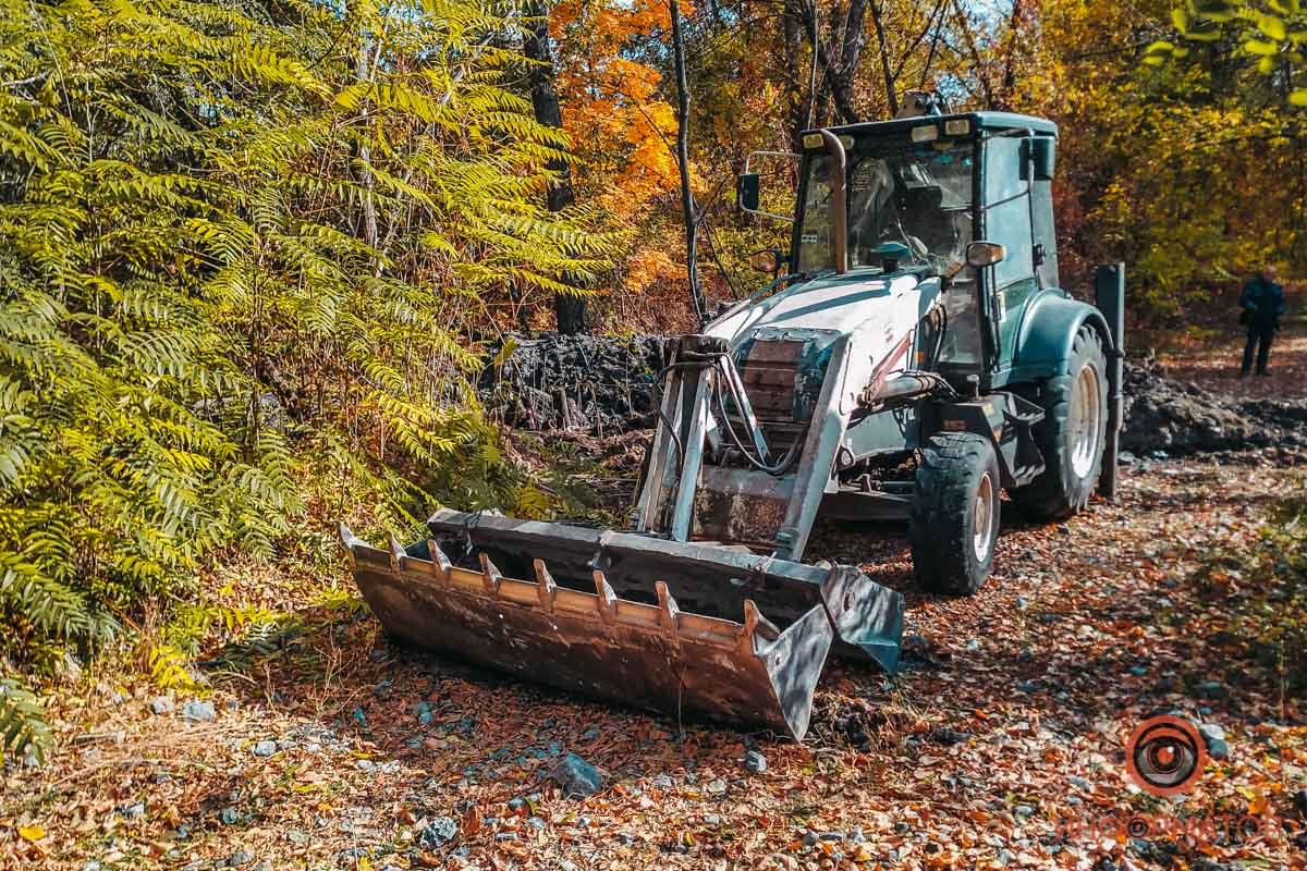 Люди за свои деньги арендовали экскаватор Люди за свои деньги арендовали экскаватор