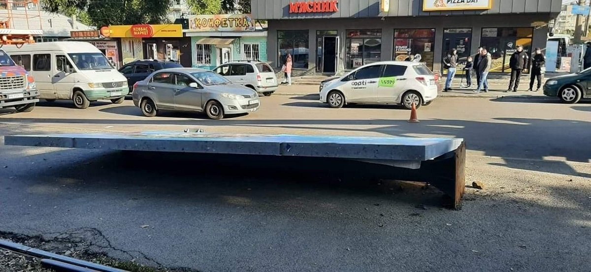 В Днепре продолжается демонтаж еще почти 150 незаконных рекламных конструкций, которые загромождали город 1