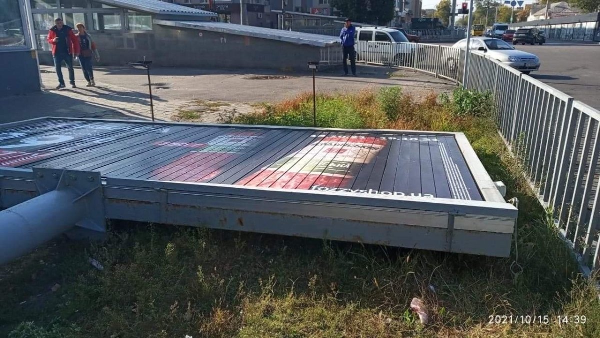 В Днепре продолжается демонтаж еще почти 150 незаконных рекламных конструкций, которые загромождали город 2