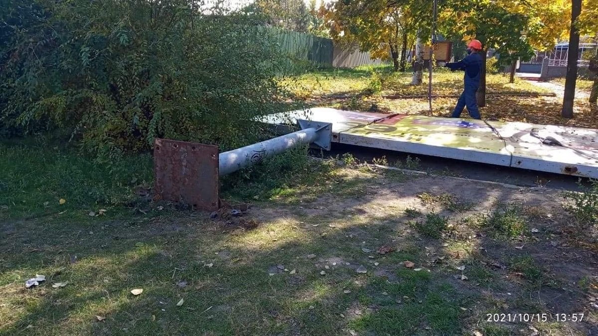 В Днепре продолжается демонтаж еще почти 150 незаконных рекламных конструкций, которые загромождали город 3