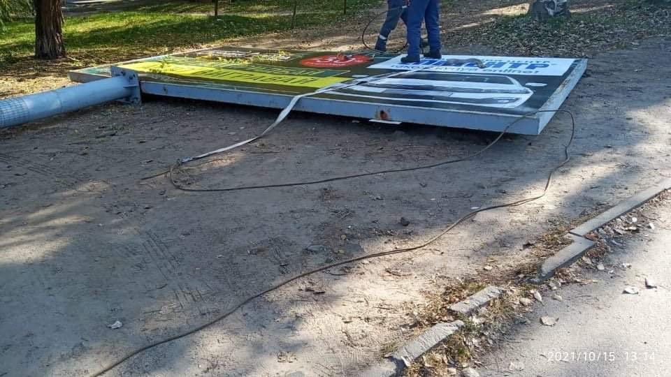 В Днепре продолжается демонтаж еще почти 150 незаконных рекламных конструкций, которые загромождали город 5