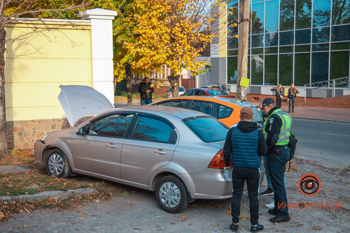Водитель Chevrolet остановился перед выездом на Сечевых Стрельцов