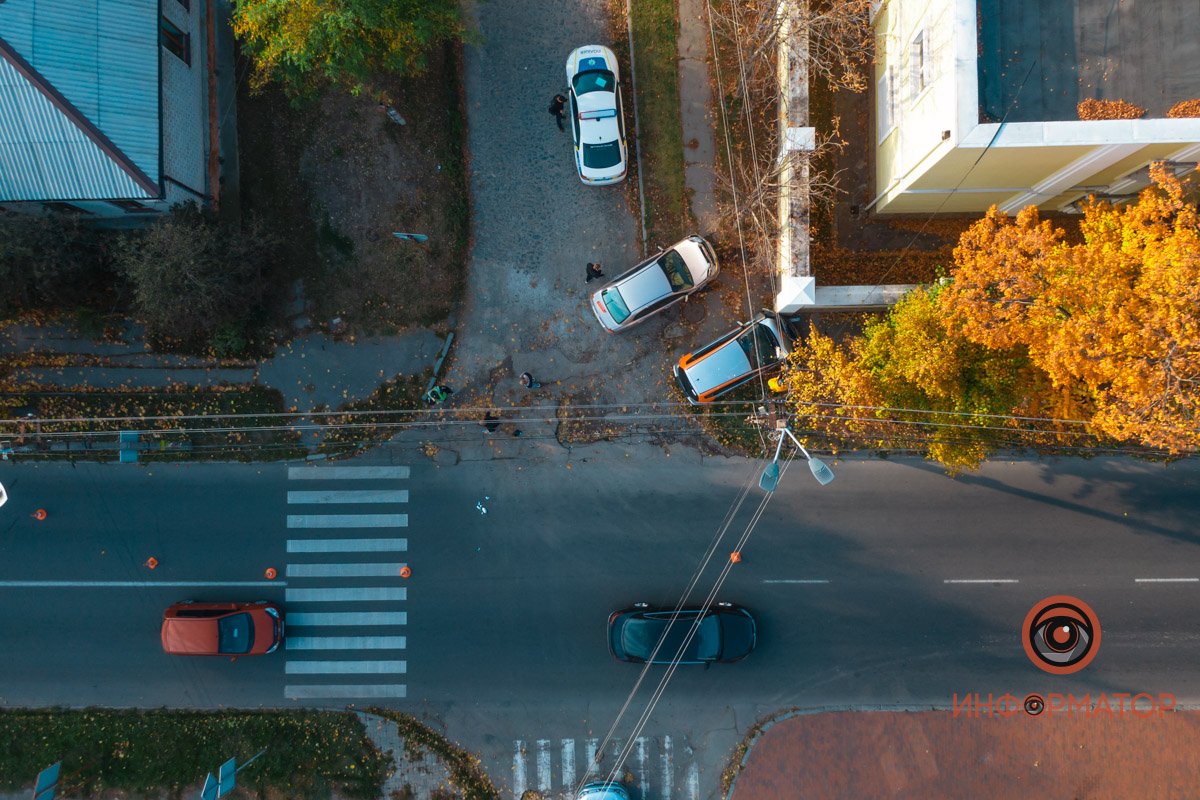 Сечевых Стрельцов по пешеходному переходу начал переходить мужчина