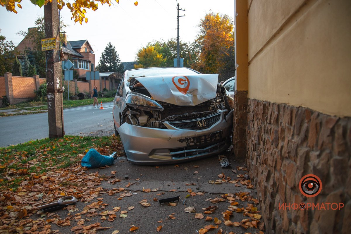 И по инерции врезалась в ограждение дома