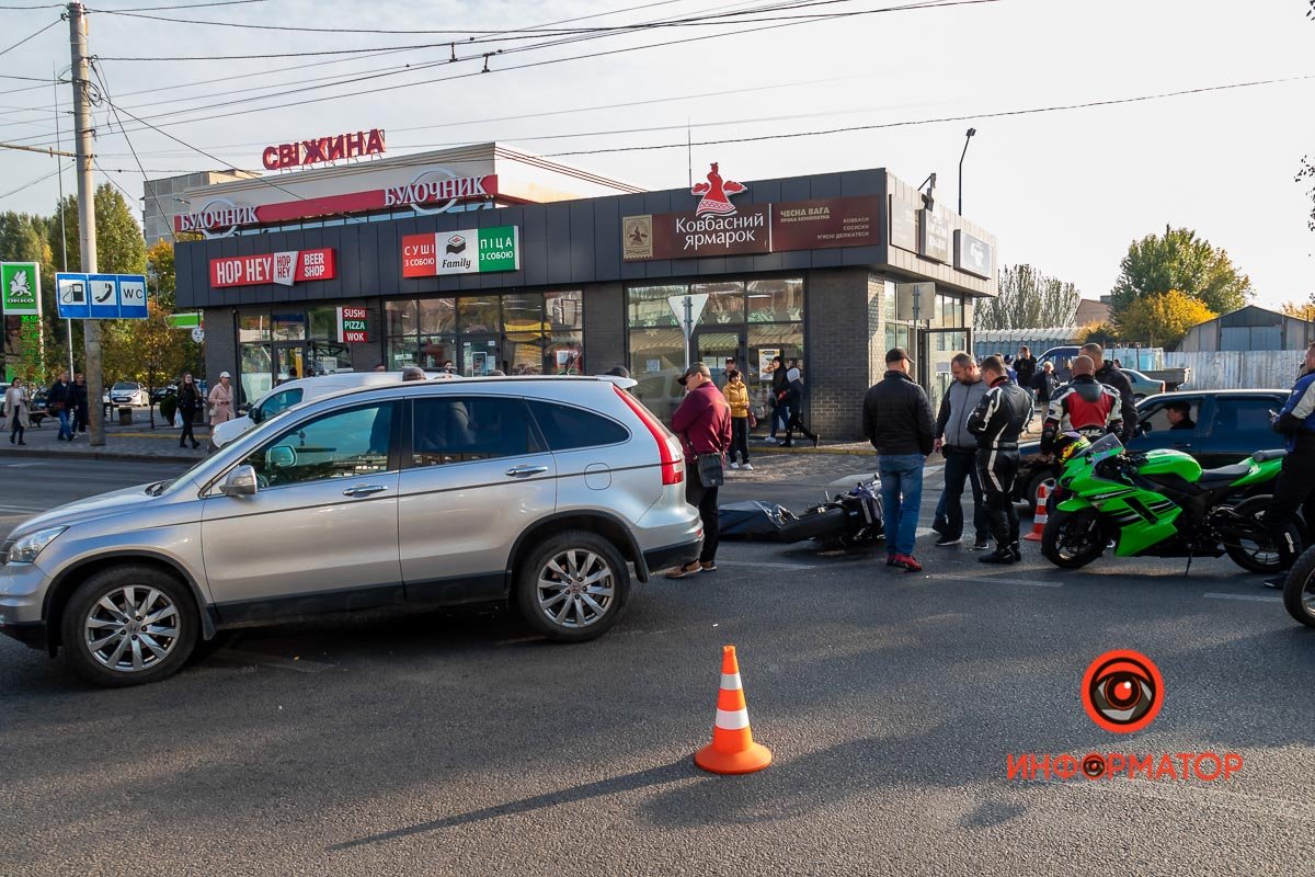Водителя мотоцикла забрали в городскую больницу №6