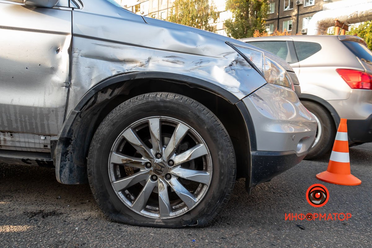 Известно, что Honda хотела повернуть во дворы, но задела мотоцикл 