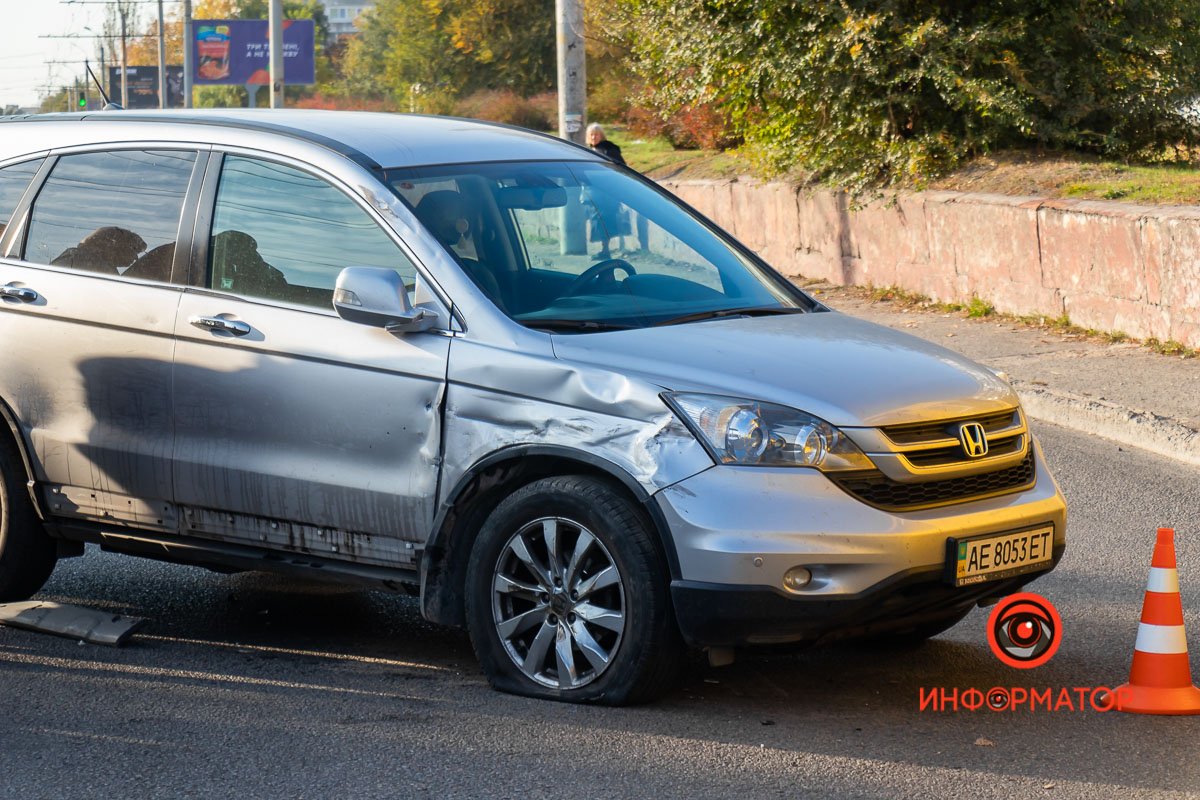 На проезжей части образовывается пробка 