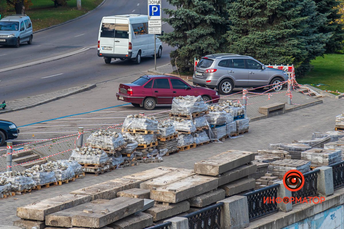 Вся Набережная заставлена стройматериалами Вся Набережная заставлена стройматериалами