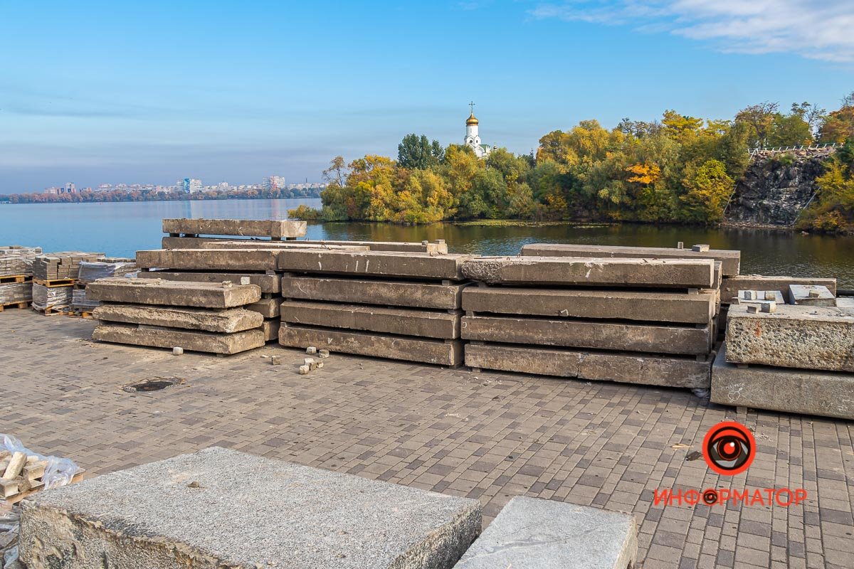 На Набережной при обвале упала облицовочная плитка, которую устанавливали еще в 2004 году без цементного раствора На Набережной при обвале упала облицовочная плитка, которую устанавливали еще в 2004 году без цементного раствора