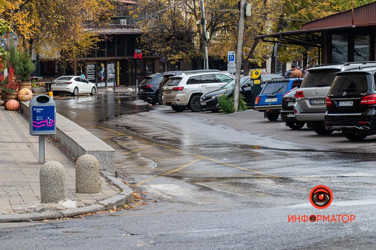 В субботу, 16 октября, на пересечении проспекта Дмитрия Яворницкого и улицы Баррикадной, возле ресторана "Репортер", прорвало канализацию В субботу, 16 октября, на пересечении проспекта Дмитрия Яворницкого и улицы Баррикадной, возле ресторана "Репортер", прорвало канализацию
