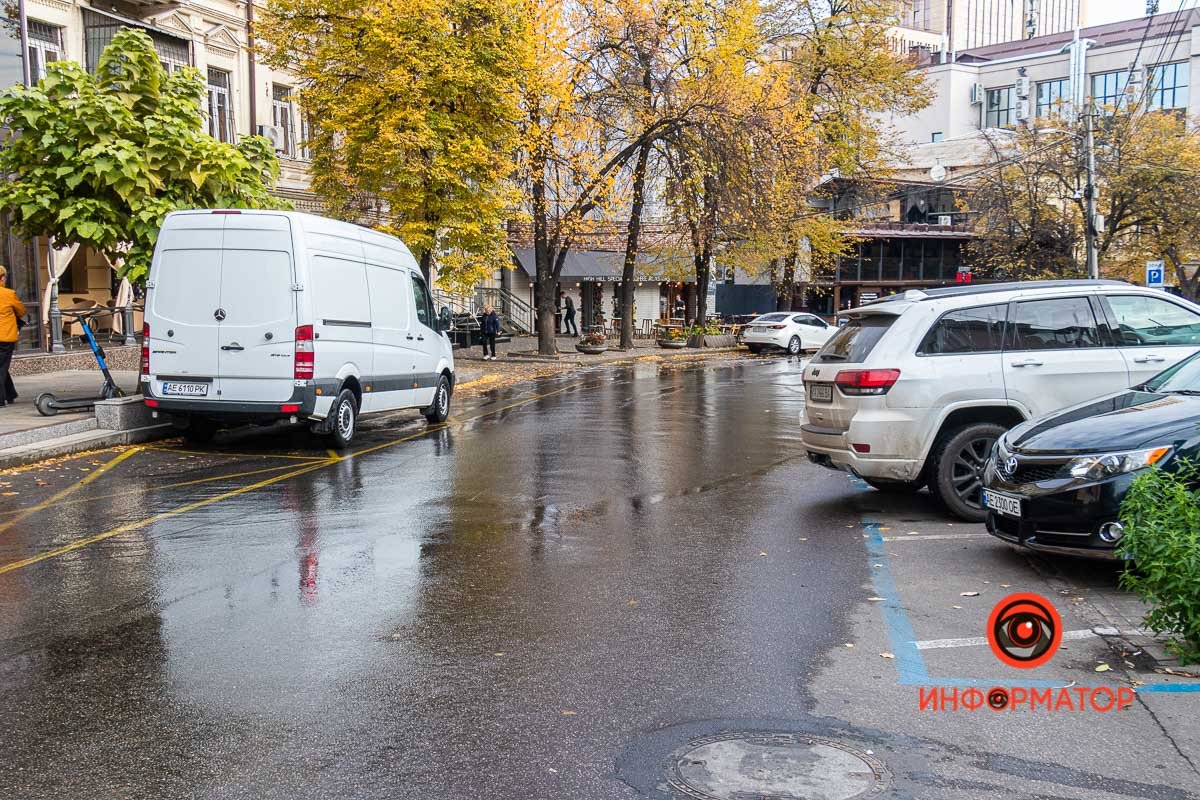Вонючей водой залило всю улицу Вонючей водой залило всю улицу