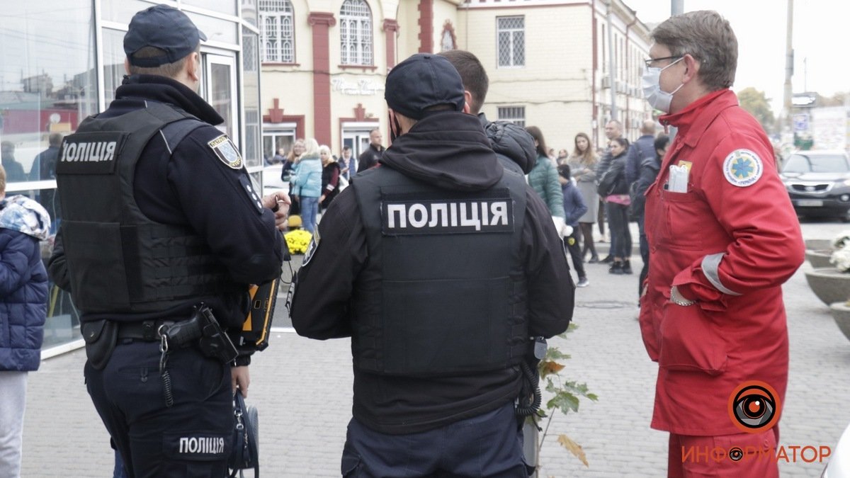 Полиция, медики и спасатели возле ТЦ "Приозерный" в Днепре: что происходит