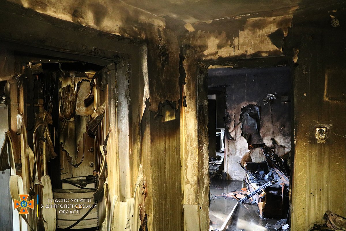 Огонь быстро распространялся по всему помещению и охватил часть крыши