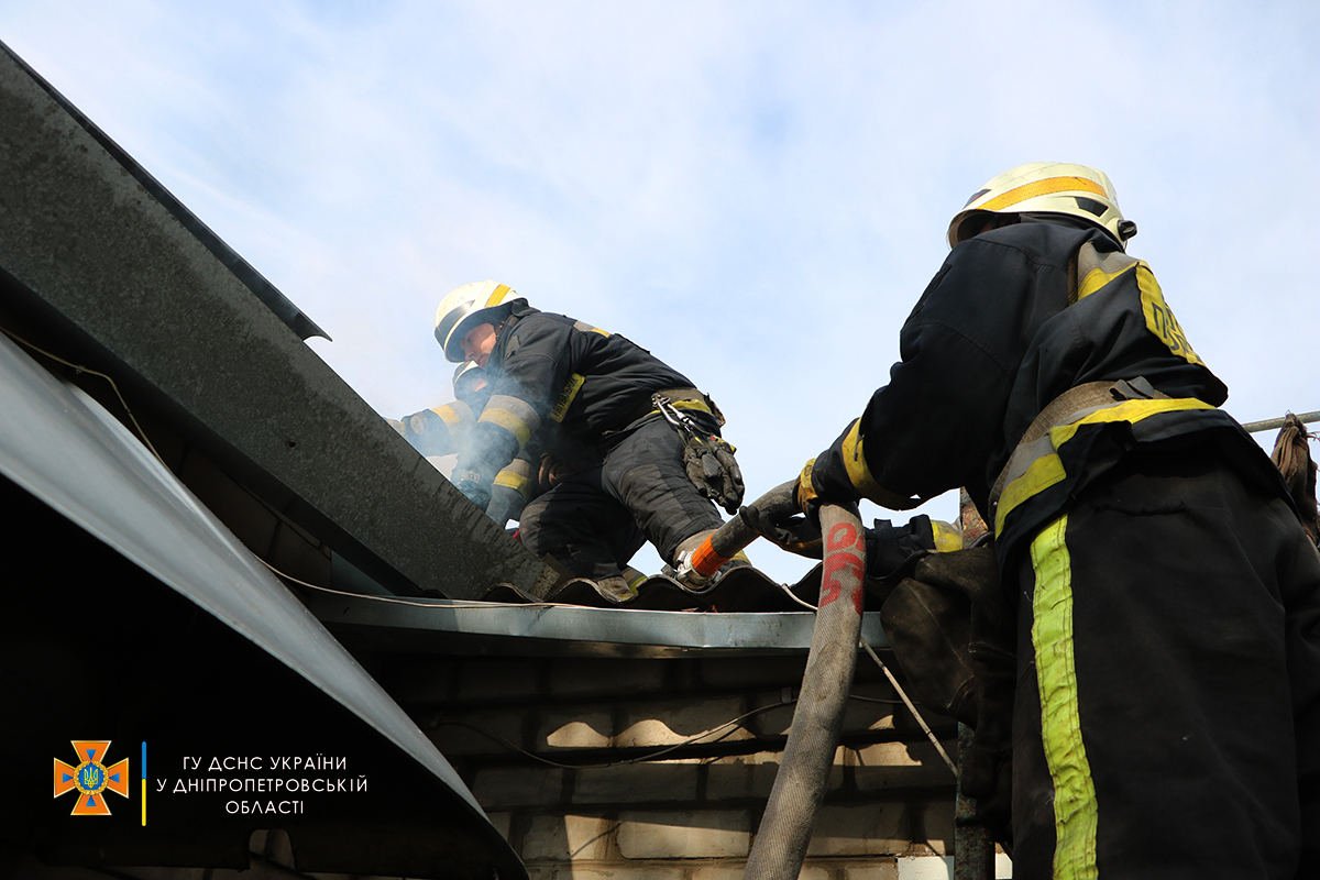 Пламя уничтожило мебель, домашние вещи и внутреннюю облицовку стен