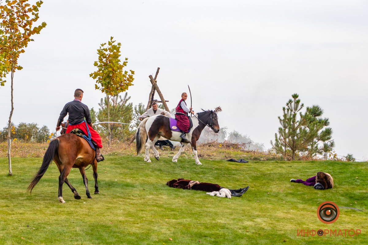 Именно так раньше стояли против врагов 