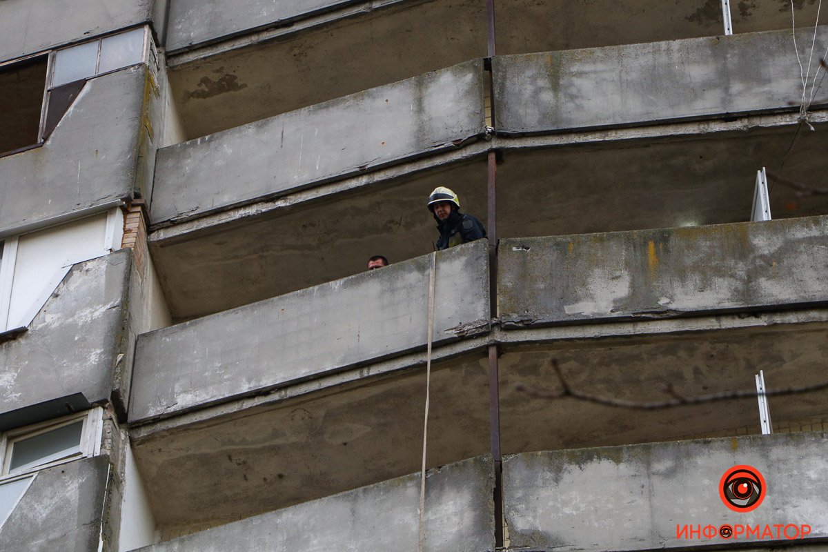 Он вовремя заметил огонь и выбежал на улицу Он вовремя заметил огонь и выбежал на улицу