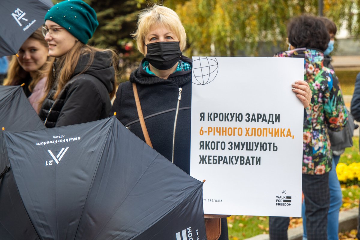 Участники прошлись колонной с говорящими плакатами и зонтиками.