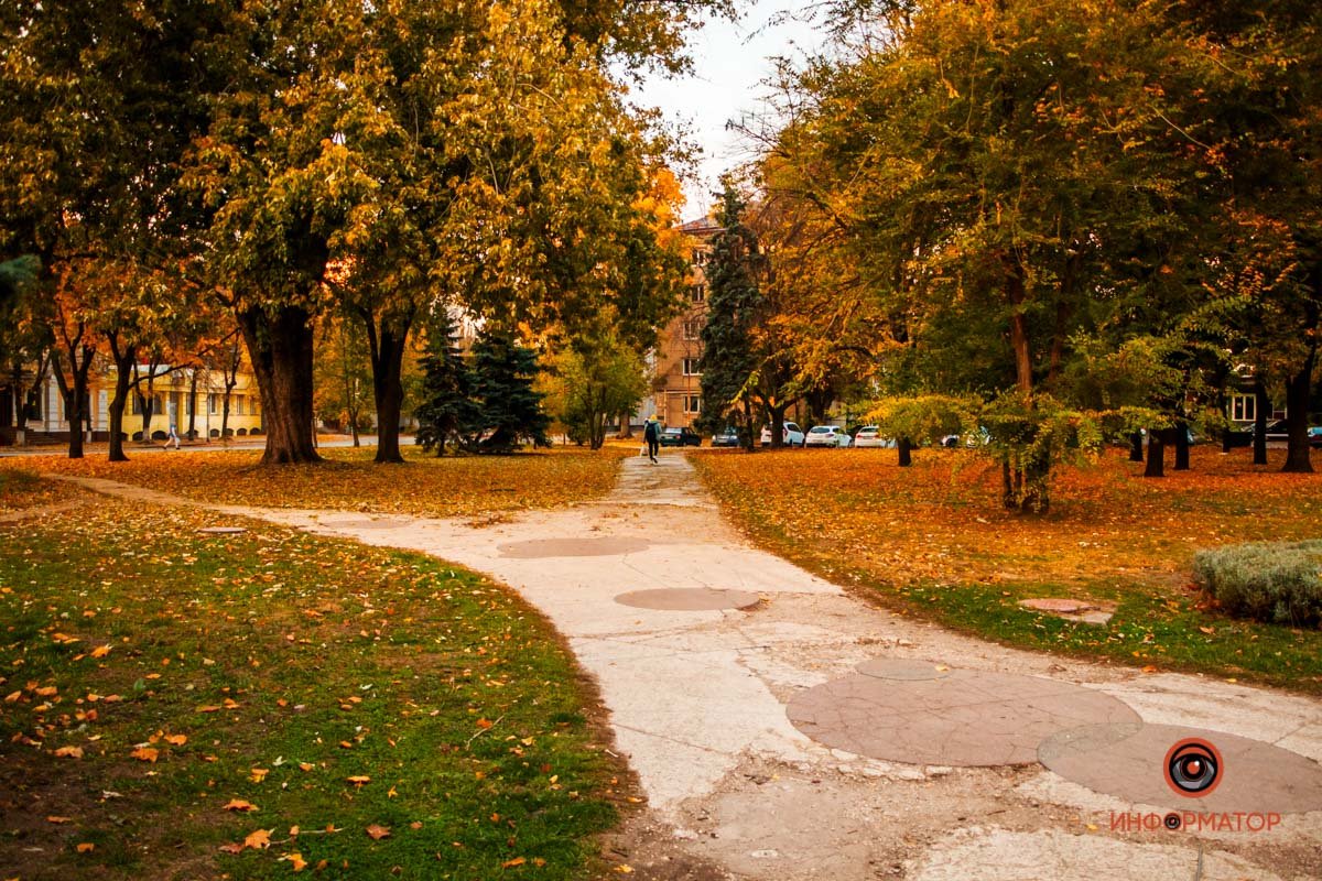 13-я. Под шуршание листвы под ногами легче думается, и легче прощаться с прошлым