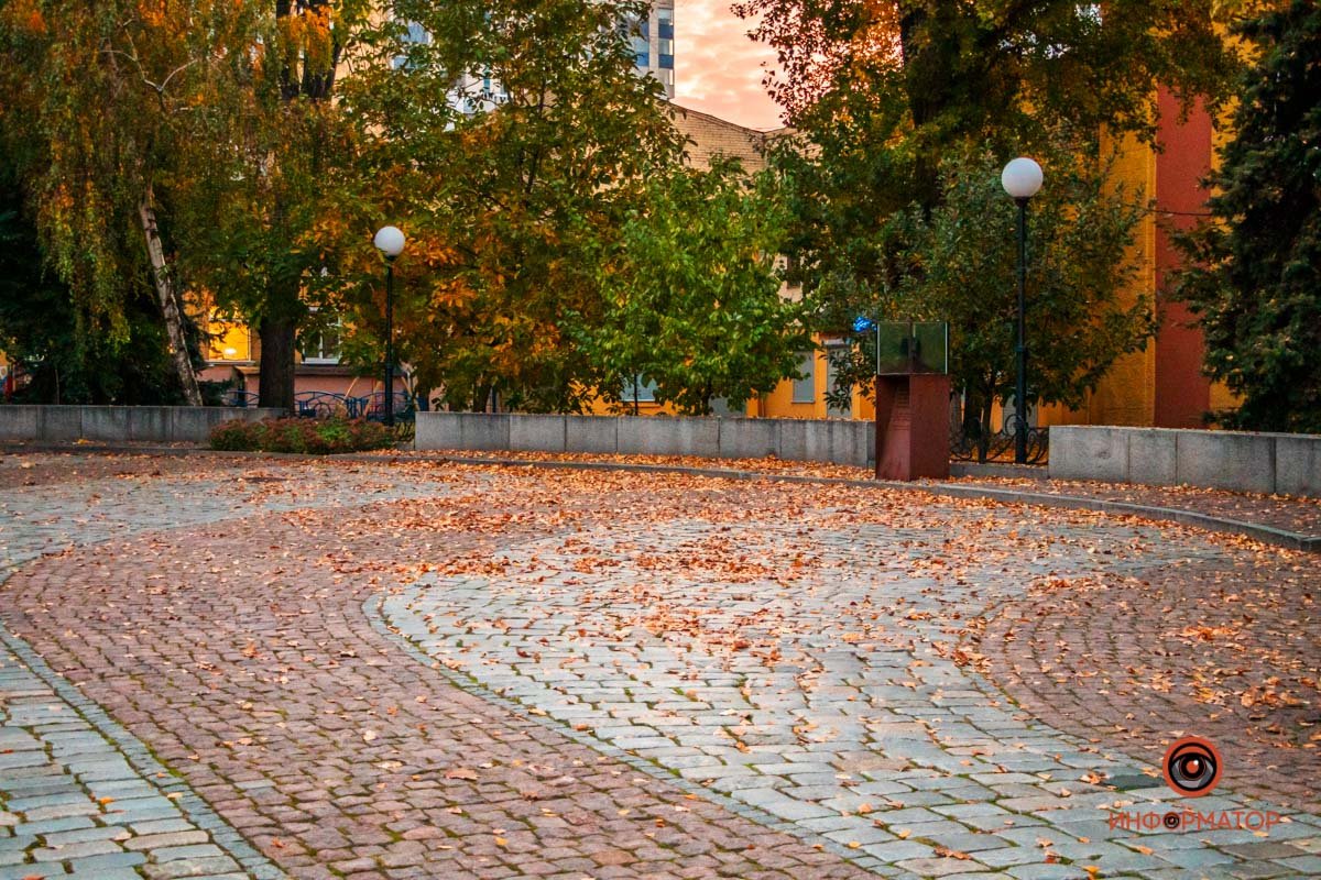 25-я. Деревья. Они учат жизни. Каждый год они распускаются новыми цветами листьями, которым, тем не менее, суждено умереть. Что для вас "листья"? 