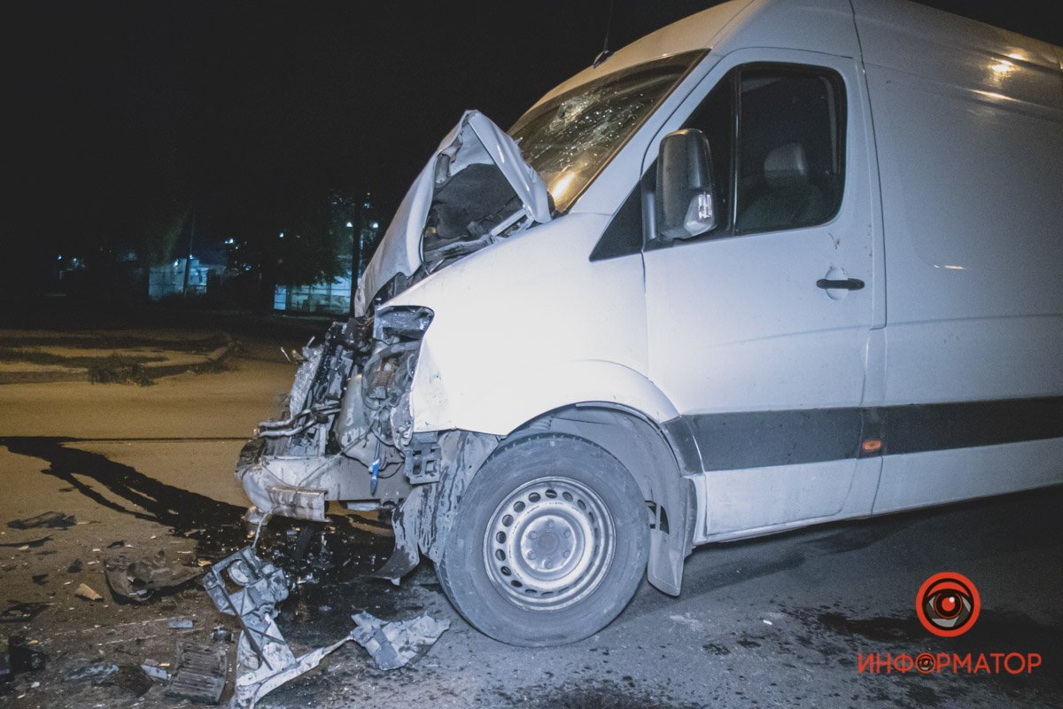 На Березинской грузовик столкнулся со Sprinter На Березинской грузовик столкнулся со Sprinter